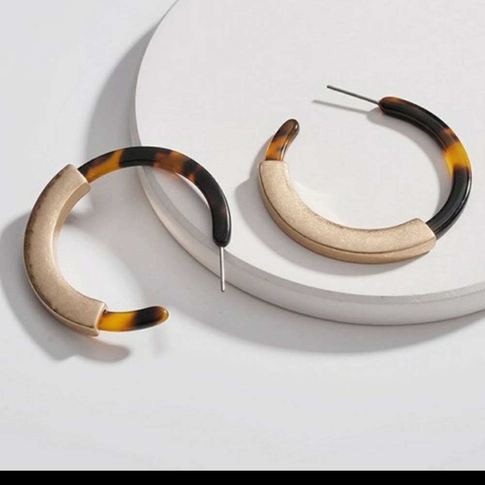 Hoop brown tortoise earrings.